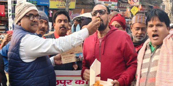 अंडरपास बनवाने को लेकर सांसद निशिकांत के प्रति जताया आभार, बांटी मिठाई