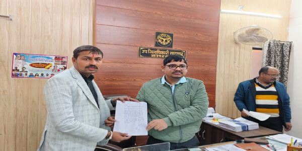 हाथरस में जिला प्रशासन के पास पहुंची बंदरों से परेशान ग्रामीणाें की समस्या