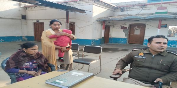 चंदौसी : जान देने रेलवे लाइन पहुंची महिला को जीआरपी ने बचाया