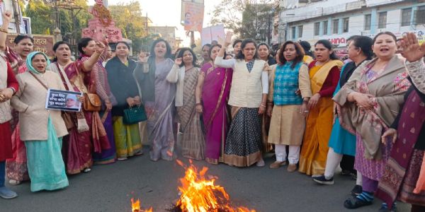 कांग्रेस विधायक बरैया का बयान सम्पूर्ण नारी समाज का अपमान, भाजपा महिला मोर्चा ने जलाया पुतला