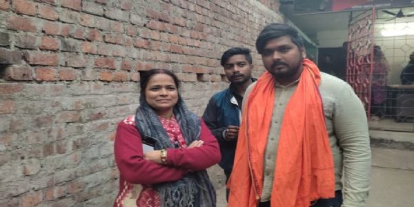 साधु के वेश में ठगी, महिला से लाखों के गहने लेकर फरार