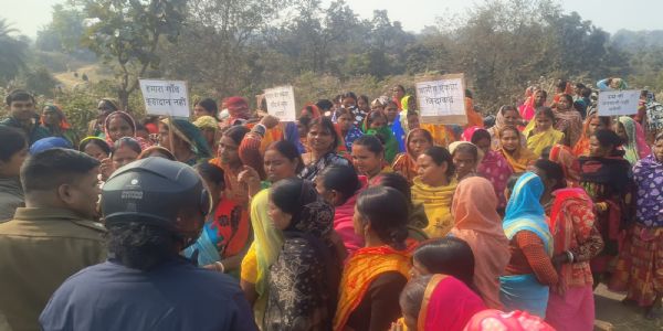 सीवरेज ट्रीटमेंट प्लांट निर्माण के खिलाफ ग्रामीणों का प्रदर्शन