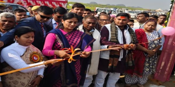 गौरा–सेमराधनाथ घाट के बीच पांटून पुल का उद्घाटन, गंगा पार करना हुआ आसान