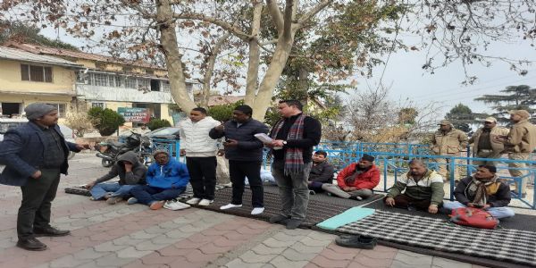 आक्रोशित ग्रामीणों ने डीएफओ कार्यालय का किया घेराव