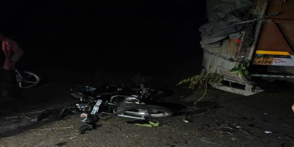 खड़े ट्रक से टकराई बाइक, दो युवकों की मौत