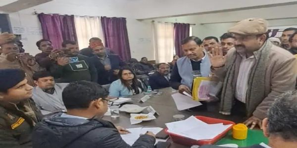 हाईवे पर डिवाइडर कट बंद हाेने का व्यापारियाें ने जताया विराेध, व्यापार प्रभावित न हाेने का एसडीएम ने दिया आश्वासन