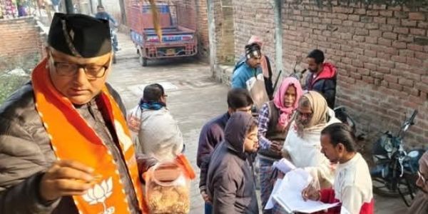 घर-घर जनसंपर्क कर नए मतदाताओं को विधायक ने बांटें फॉर्म छह