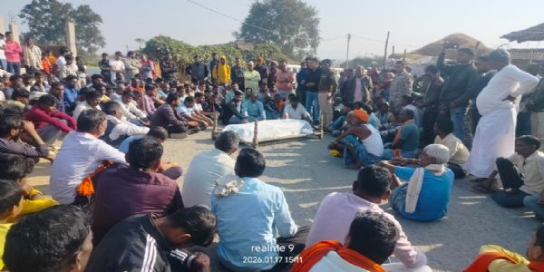 बलरामपुर : जघन्य हत्या के बाद उबाल, बुजुर्ग की नृशंस हत्या पर सड़क पर उतरे सैकड़ों लोग, मुख्य मार्ग जाम