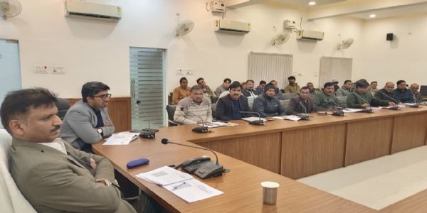 पावरलूम, हथकरघा एवं वस्त्र उद्योग से है मऊ जनपद की पहचान : जिलाधिकारी