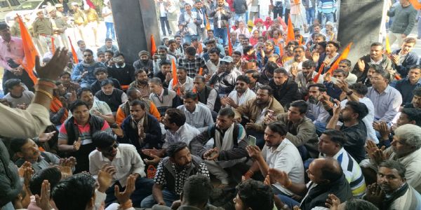 भैरूजी मंदिर के समीप कब्रिस्तान को जमीन आवंटन का विरोध, सांसद-विधायक की मौजूदगी में मिले डीएम से