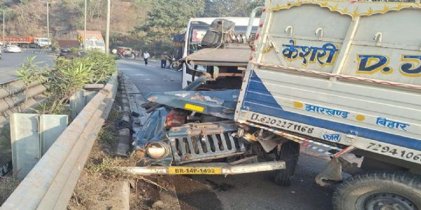 चुटुपालू घाटी में टकराया ट्रेकर, पिकअप वैन और बस, बाल-बाल बचे यात्री