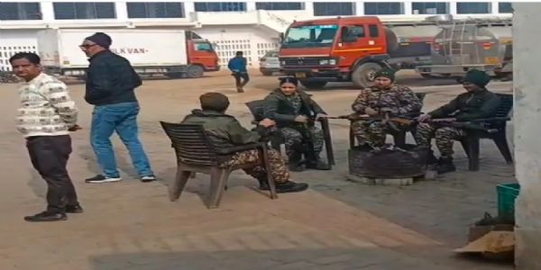 आनंदा डेयरी में चल रही छापेमारी, आयकर टीम के अधिकारी की बिगड़ी तबीयत