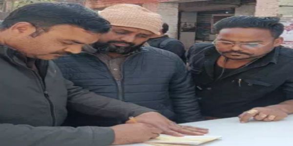 झांसी : हाउस टैक्स जमा न होने पर जामा मस्जिद की 12 दुकानें सील