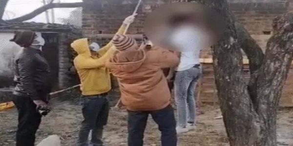 झांसी : एक ही रस्सी पर झूलते मिले प्रेमी युगल