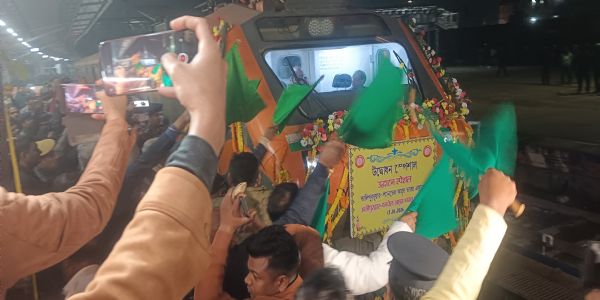 कटिहार में अमृत भारत ट्रेन को कटिहार सांसद एवं विधायक ने दिखाई हरी झंडी