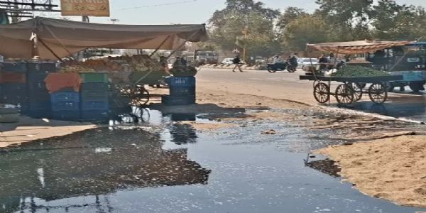 शहर की सडक़ों पर बहता प्रदूषित पानी बन रहा जानलेवा