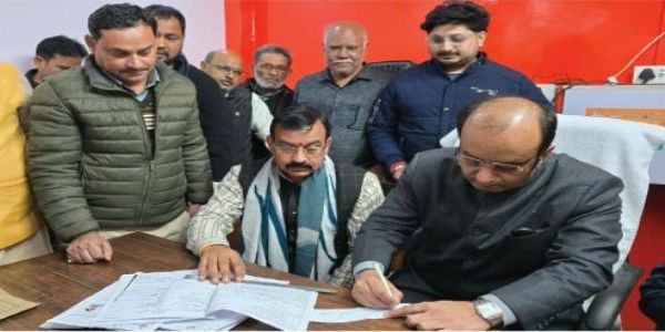 भाजपा कार्यकर्ताओं के साथ सुधांशु त्रिवेदी ने मतदाताओं के फॉर्म-6 भरवाये