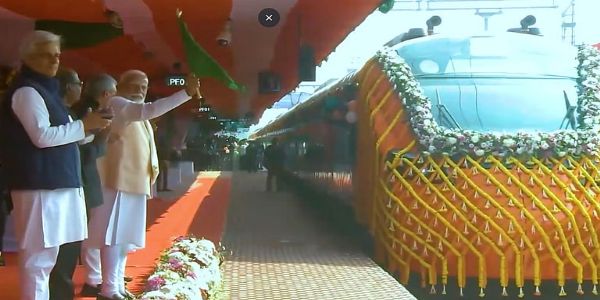 देश की पहली वंदे भारत स्लीपर ट्रेन का शुभारंभ, प्रधानमंत्री मोदी ने मालदा से दिखाई हरी झंडी