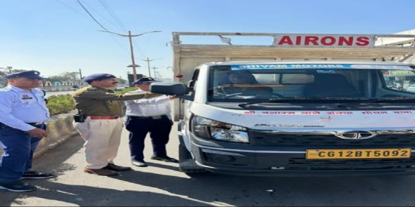 कोरबा : यातायात पुलिस का जागरूकता अभियान के तहत नियमों का पालन करने वालों को गुलाब भेंट