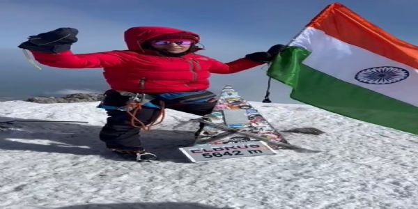 कानपुर की दिव्या भंडोह 46 वर्ष की उम्र में सेवन समिट्स की ओर, सांसद ने भेंट किया खादी का तिरंगा