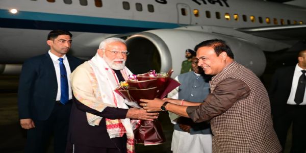 गुवाहाटी पहुंचे प्रधानमंत्री का हवाई अड्डे पर मुख्यमंत्री ने किया स्वागत