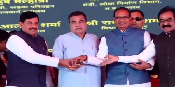 केन्द्रीय मंत्री नितिन गडकरी विदिशा में सड़क परियोजनाओं की सौगात देते हुए