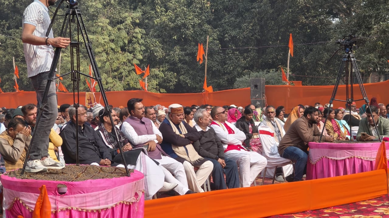 एक दिवसीय विराट हिन्दू सम्मेलन के दौरान प्रदेश भाजपा अध्यक्ष और अन्य लोग