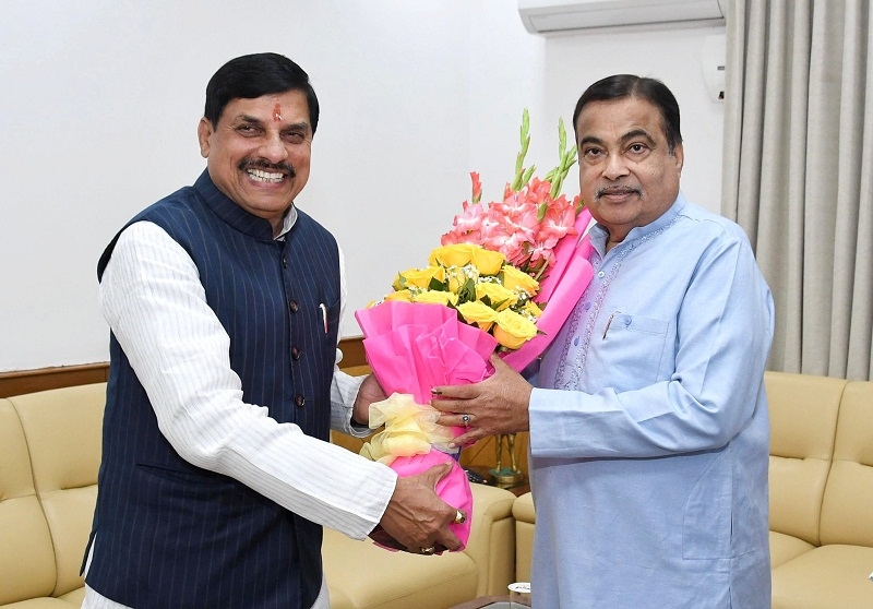 मुख्यमंत्री ने भोपाल एयरपोर्ट पर गडकरी का स्वागत किया