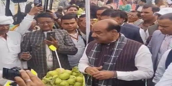 अमरूद महोत्सव में लाेकसभा अध्यक्ष।