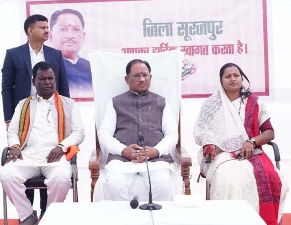 मुख्यमंत्री साय अरुणोदय कोचिंग इंस्टीट्यूट में अध्ययनरत विद्यार्थियों से संवाद करते हुए