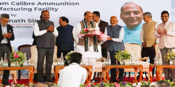 नागपुर मे आयोजित कार्यक्रम मे राजनाथ सिंह का सत्कार करते हुए सत्यनारायण नुवाल, साथ मे महाराष्ट्र के मंत्री चंद्रशेखर बावनकुले