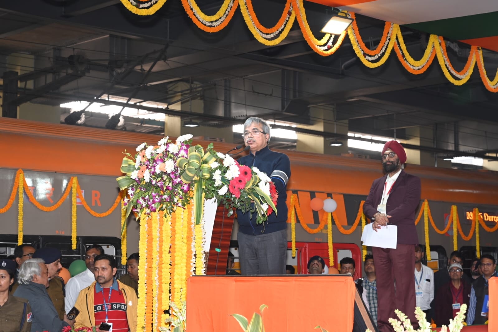 प्रधानमंत्री नरेंद्र मोदी ने तीन नई अमृत भारत एक्सप्रेस ट्रेनों को हरी झंडी दिखाई।