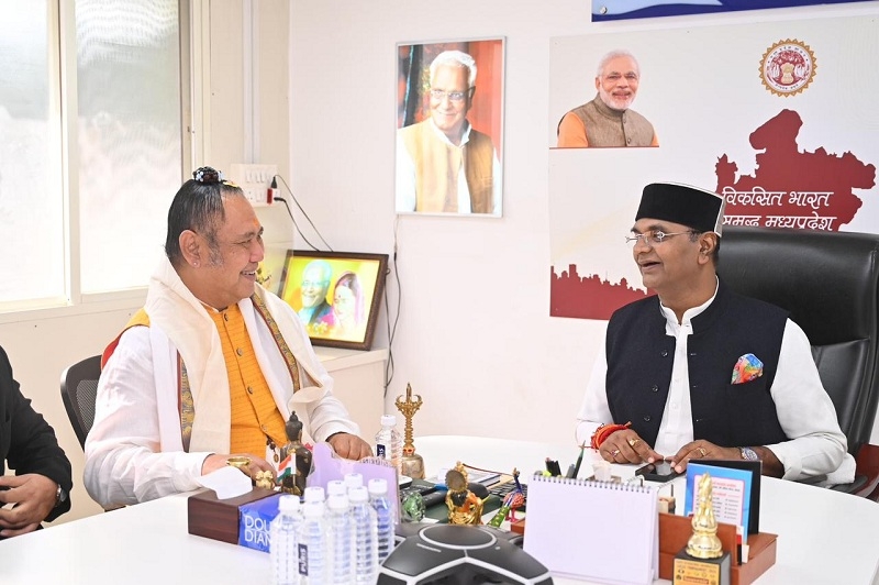 मप्र के खेल मंत्री सारंग से मिले इंडोनेशिया के गांधीवादी विचारक पद्मश्री अगुस इंद्रा उदायना