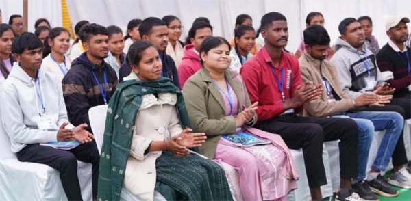 मुख्यमंत्री साय अरुणोदय कोचिंग इंस्टीट्यूट में अध्ययनरत विद्यार्थियों से संवाद करते हुए
