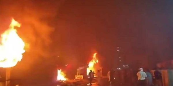 कराची का एक शॉपिंग प्लाजा आग की लपटों में घिरा हुआ। फोटो - दुनिया न्यूज