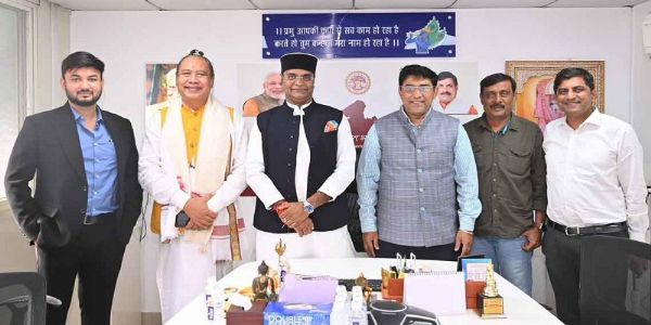 मप्र के खेल मंत्री सारंग से मिले इंडोनेशिया के गांधीवादी विचारक पद्मश्री अगुस इंद्रा उदायना