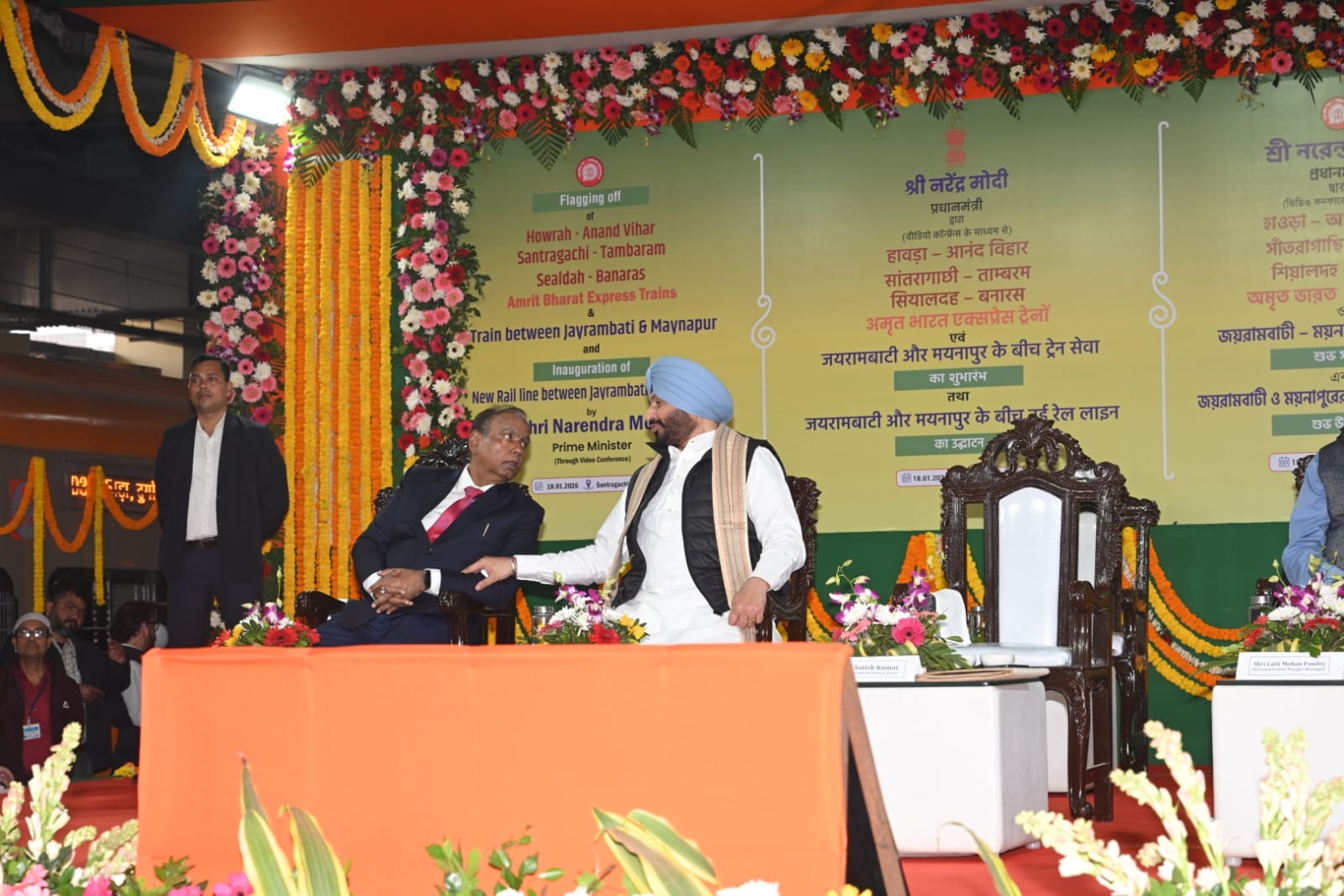 प्रधानमंत्री नरेंद्र मोदी ने तीन नई अमृत भारत एक्सप्रेस ट्रेनों को हरी झंडी दिखाई।