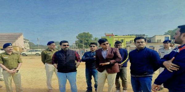 मैदान निरीक्षण करते हुए अधिकारी और पुलिस प्रशाशन