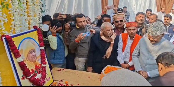 अपने मित्र को श्रद्धांजलि देने पहुंचे पूर्व राष्ट्रपति पुरानी यादें ताजा कर हुए भावुक