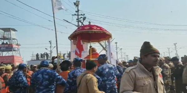 माघ मेला में अविमुक्तेश्वरानंद के रथ काे प्रशासन ने रोका, बगैर स्नान के लाैटे शंकराचार्य धरने पर बैठे