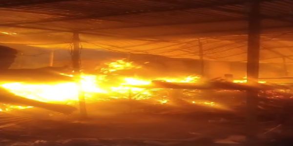 फर्नीचर कारखाने में लगी भीषण आग, लाखों का सामान हुआ खाक