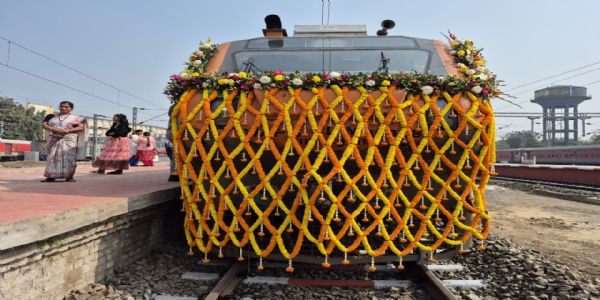 प्रधानमंत्री मोदी ने तीन नई अमृत भारत एक्सप्रेस को दिखाई हरी झंडी