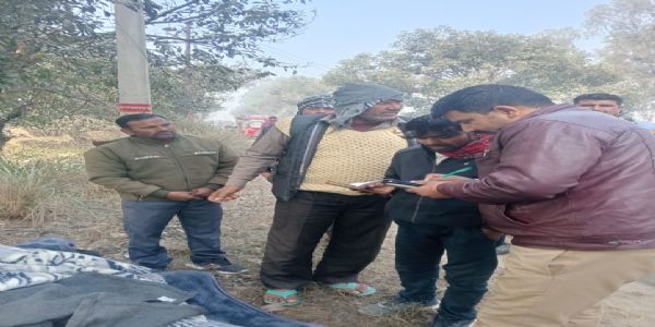 गांव से बाहर सड़क किनारे मिला युवक का शव