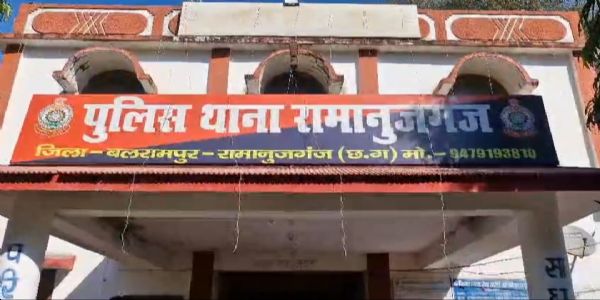 मंत्री रामविचार नेताम पर आपत्तिजनक टिप्पणी मामला : यू-ट्यूबर आकांक्षा टोप्पो के खिलाफ एफआईआर की मांग, थाने में धरने पर बैठे कार्यकर्ता