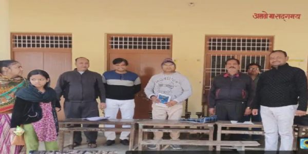 हाथरस में एईआरओ ने किया बूथों का निरीक्षण