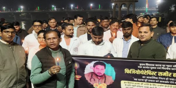 चाइनीज मांझे से मौत के विरोध में निकाला गया कैंडल मार्च, डॉ. समीर हाशमी को दी गई श्रद्धांजलि