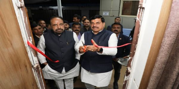 मप्रः पूर्व मंत्री भार्गव से मिले मुख्यमंत्री, बाल हृदय रोगियों की सहायता के लिए विशेष कक्ष का किया लोकार्पण