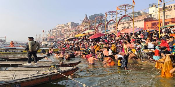 मौनी अमावस्या पर वाराणसी में लाखों श्रद्धालुओं ने मौन रह पवित्र गंगा में लगाई आस्था की डुबकी,किया दान पुण्य
