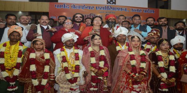 कानपुर के मंगल भवन में गूंजी शहनाई, परिणय सूत्र में बंधे 11 जोड़े