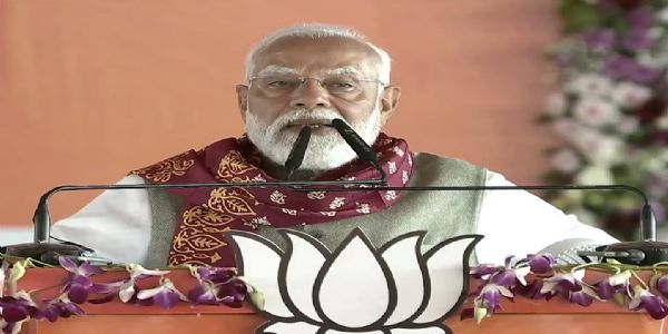 कार्यक्रम को संबोधित करते मोदी